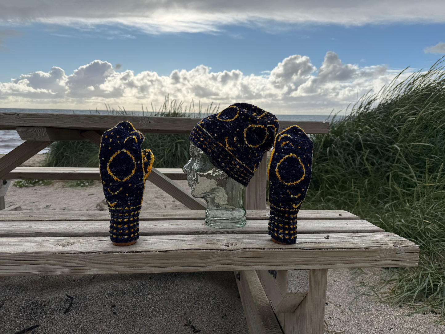 Solar eclipse, hat & mittens - patterns