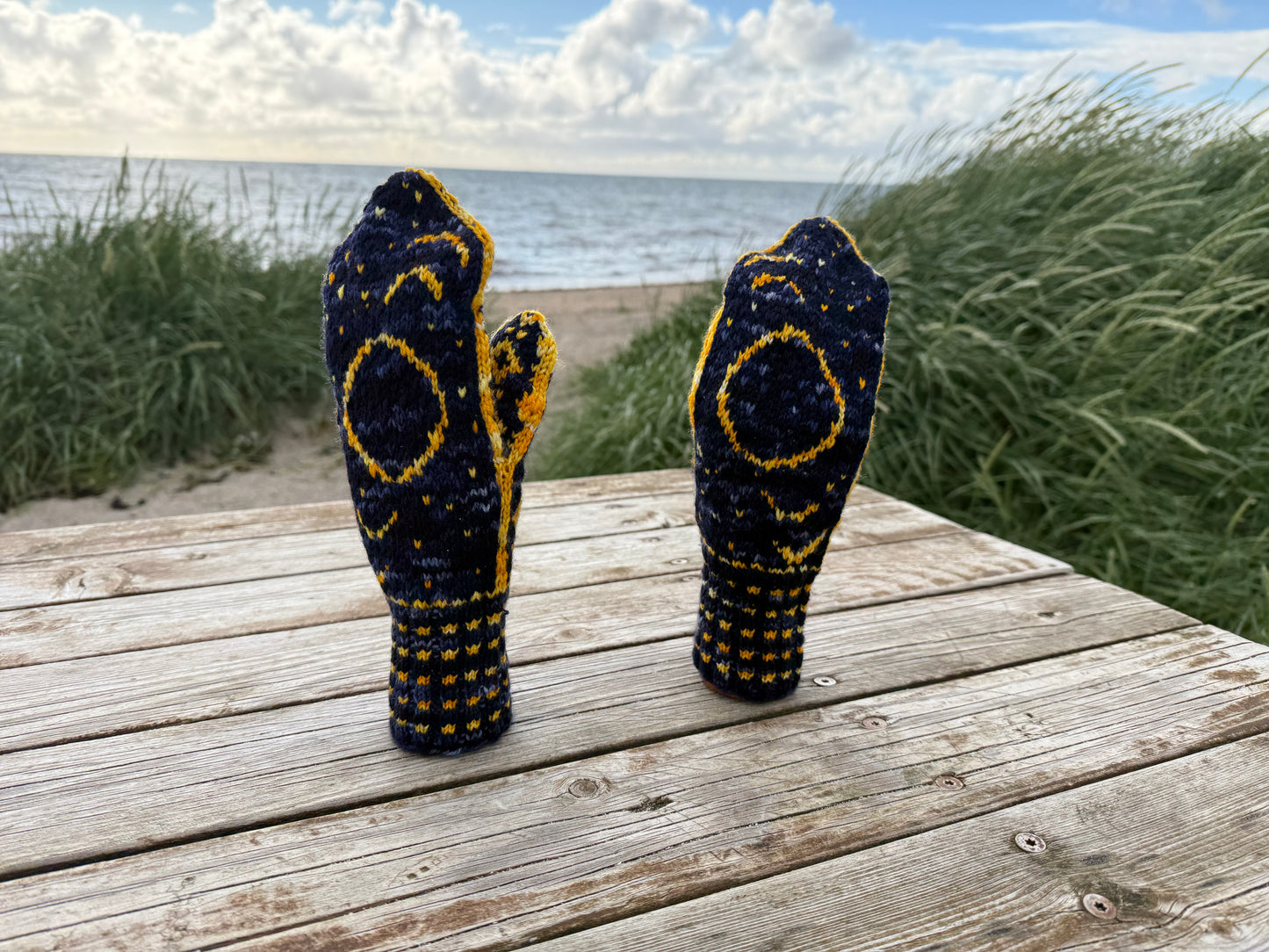Solar eclipse, hat & mittens - patterns